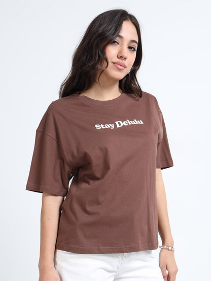 Women’s Oversized Brown Tshirt – Stay Delulu Graphic Tee